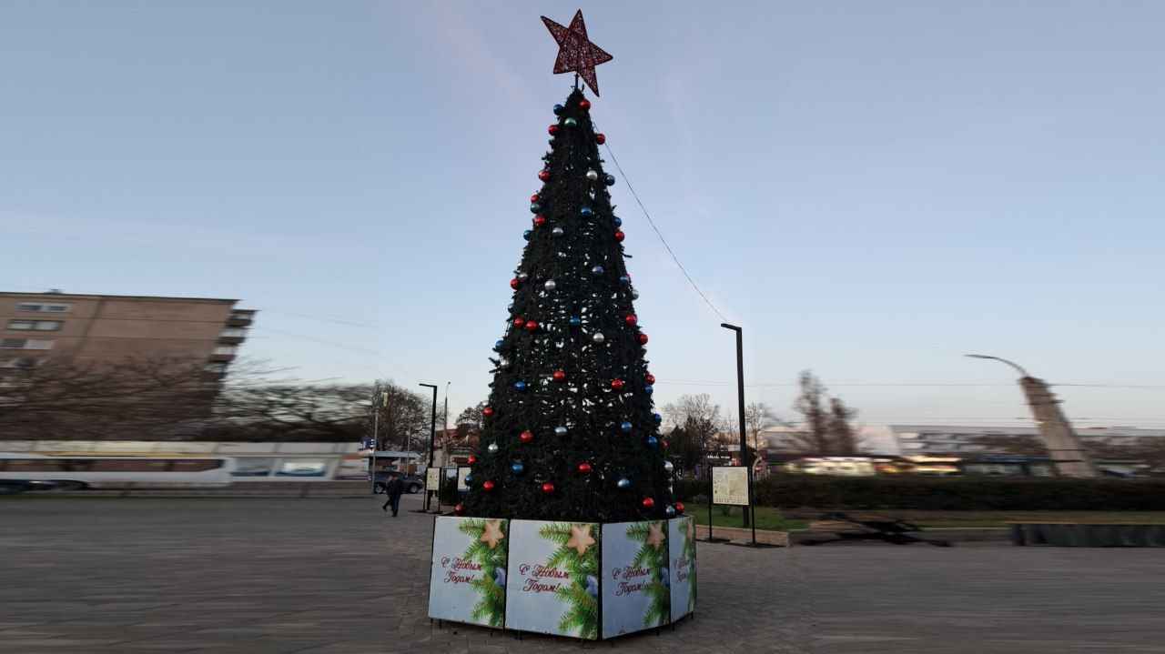 ЧТО С ЁЛКОЙ У ДК?!?!?!?